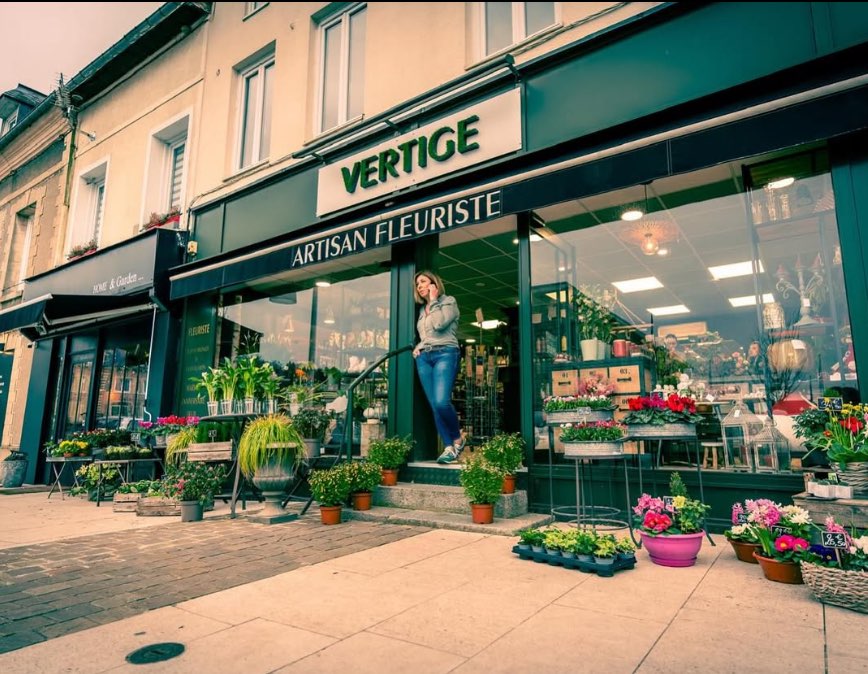 La devanture verte de la boutique Vertige, place du Général de Gaulle à Duclair