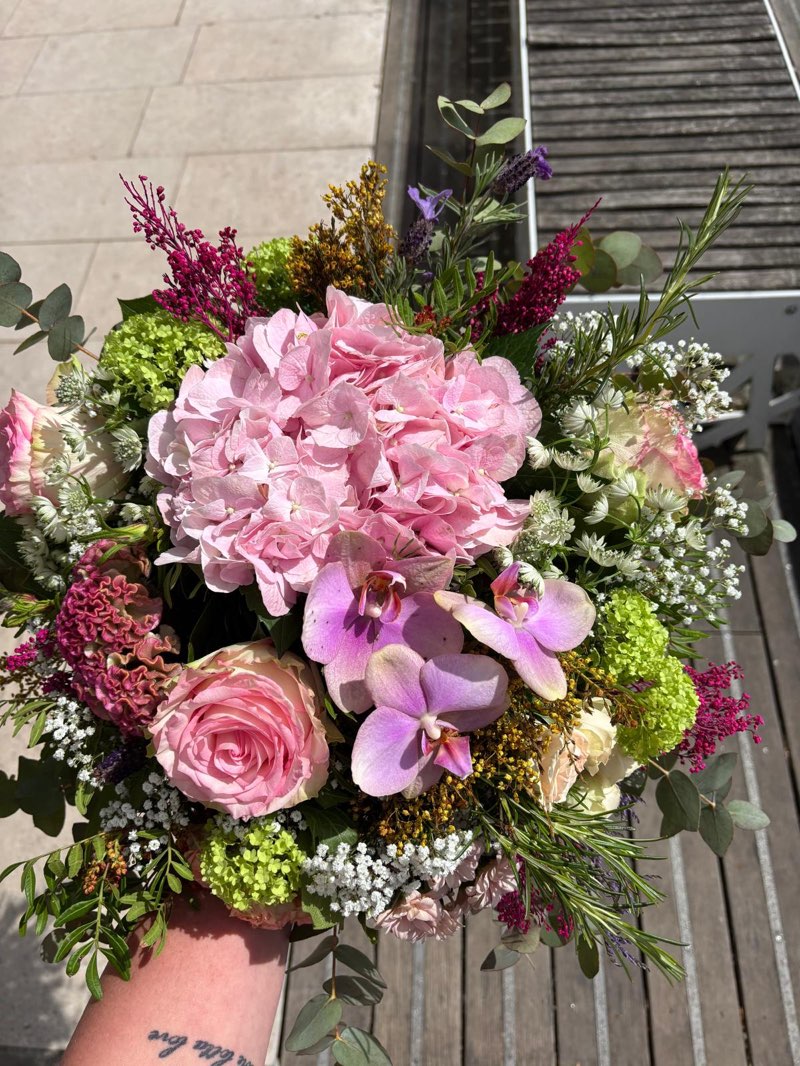 Bouquet champêtre autour d’un hortensia rose et d’orchidées vanda