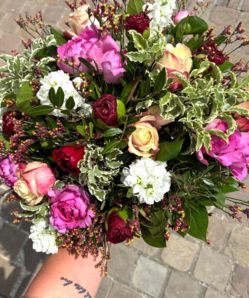 Bouquet aux pivoines roses, giroflées blanches, roses bordeaux et feuillage panaché