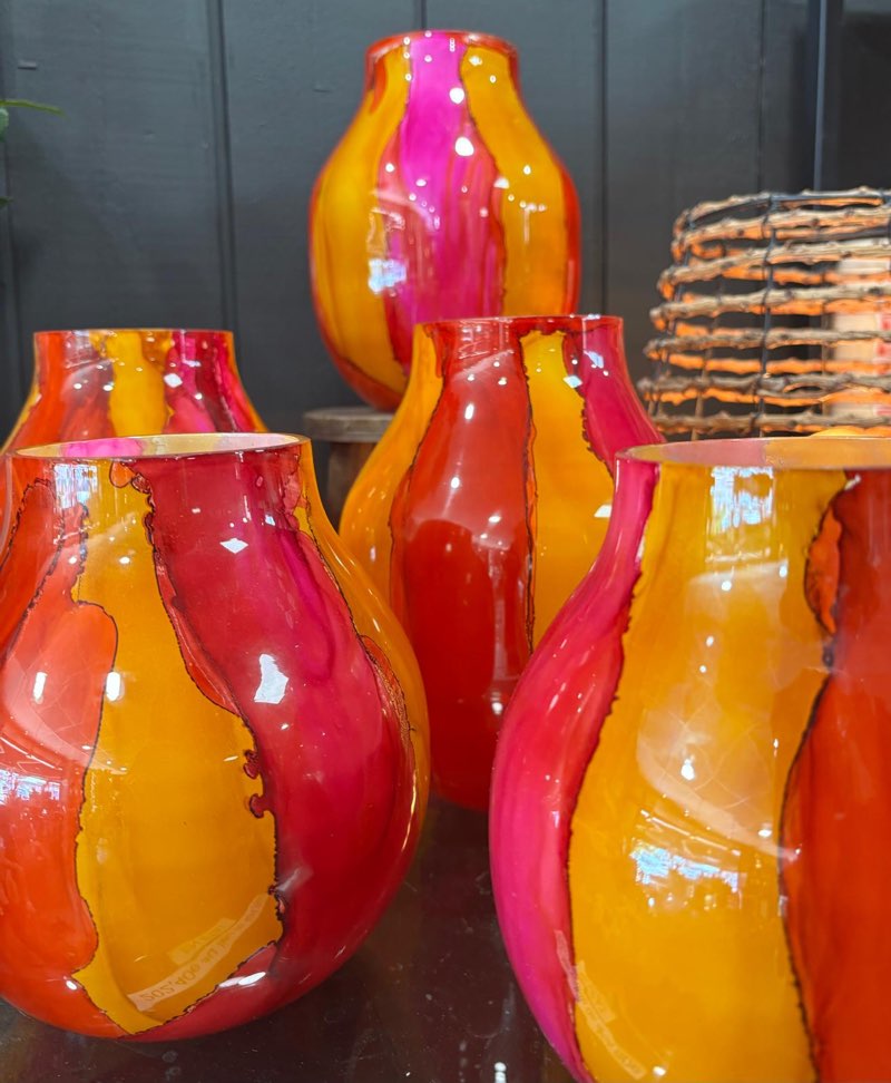 Vases en verre aux dégradés orange, rouge et rose intense