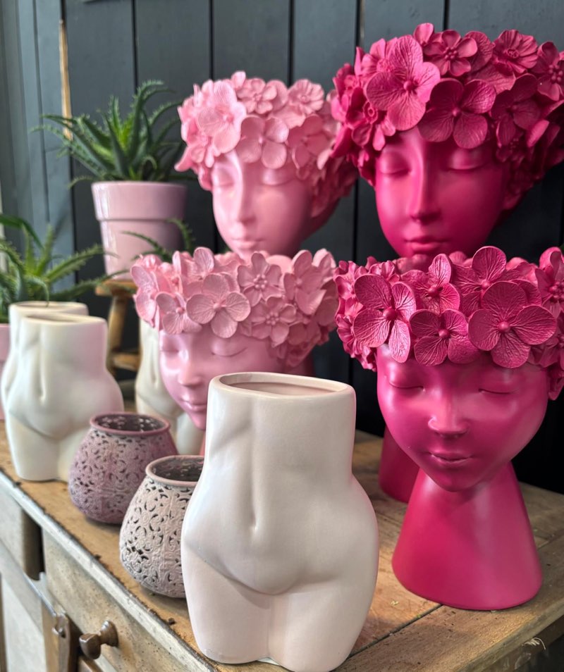 Vases visages roses couronnés d’hortensias et vases bustes en céramique claire